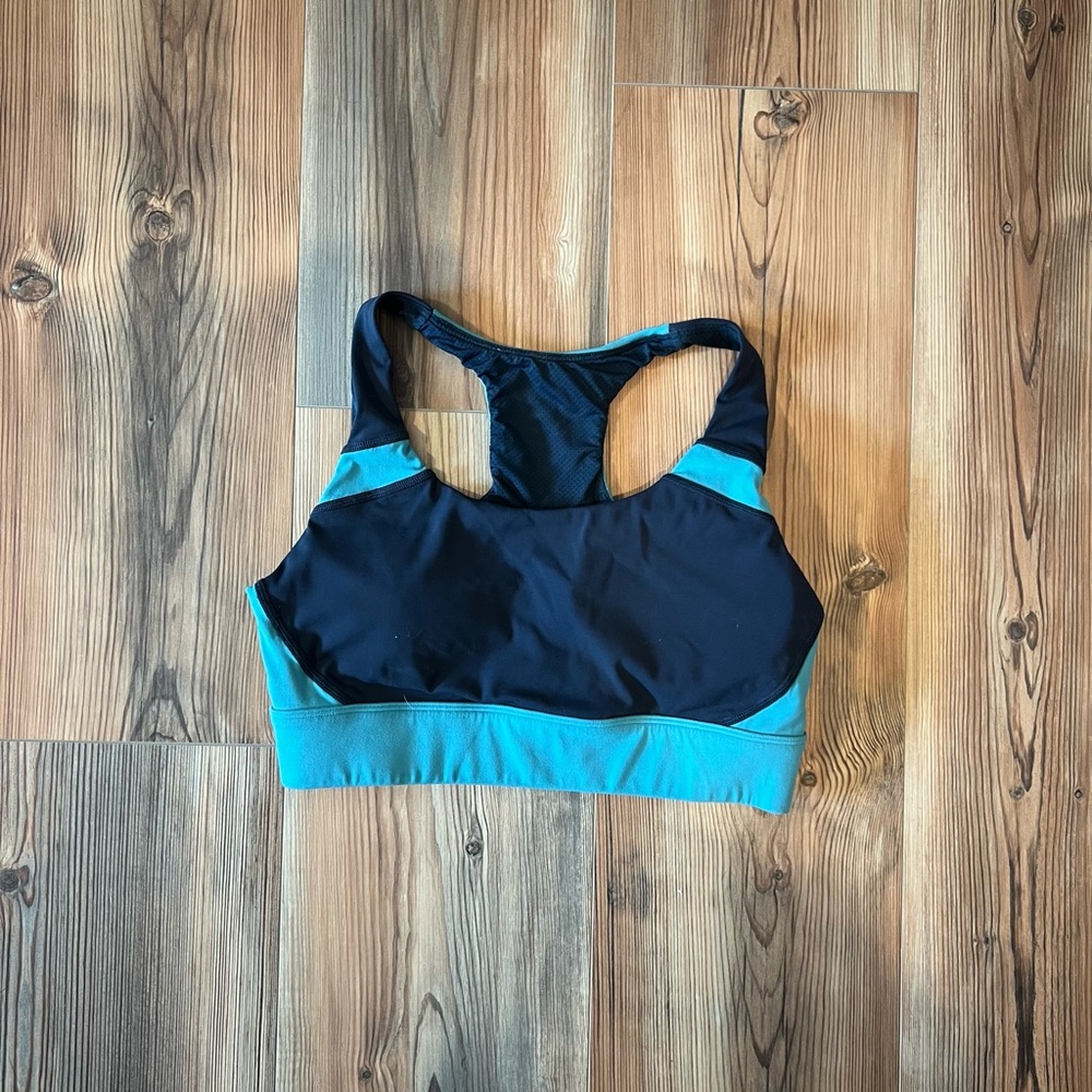 Curves N Combatboots color block sports bra
